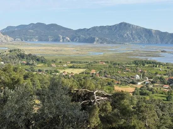 In Çandır gibt es ein 1252m2 großes Feld mit Seeblick und Naturblick zum Verkauf