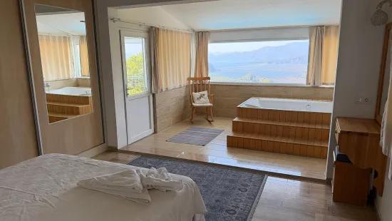 In Dalyan Gökbel mit See- und Meerblick 4+1 Villa zu verkaufen