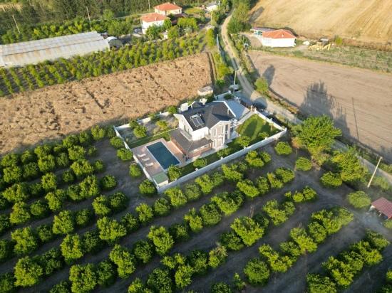 4+1 Villa Zum Verkauf In Eskiköy, Gelegen Auf Einem 14.136 M² Großen Grundstück