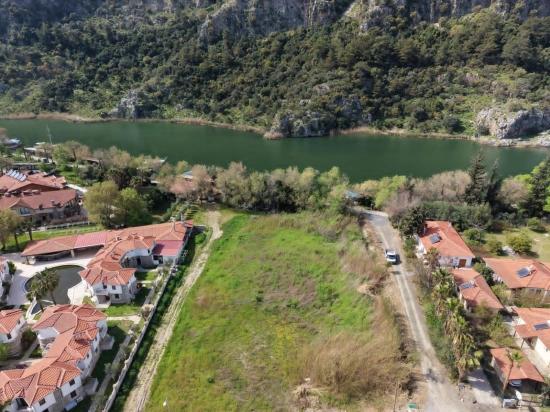 2600 M² Großes Grundstück In Dalyan Gülpınar, Direkt Am Kanal Gelegen, Mit 20% Tourismuszonierung Zu Verkaufen.