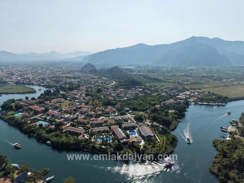 Село Köyceğiz в районе Çandır, у канала, 20.000м2 продажа поля