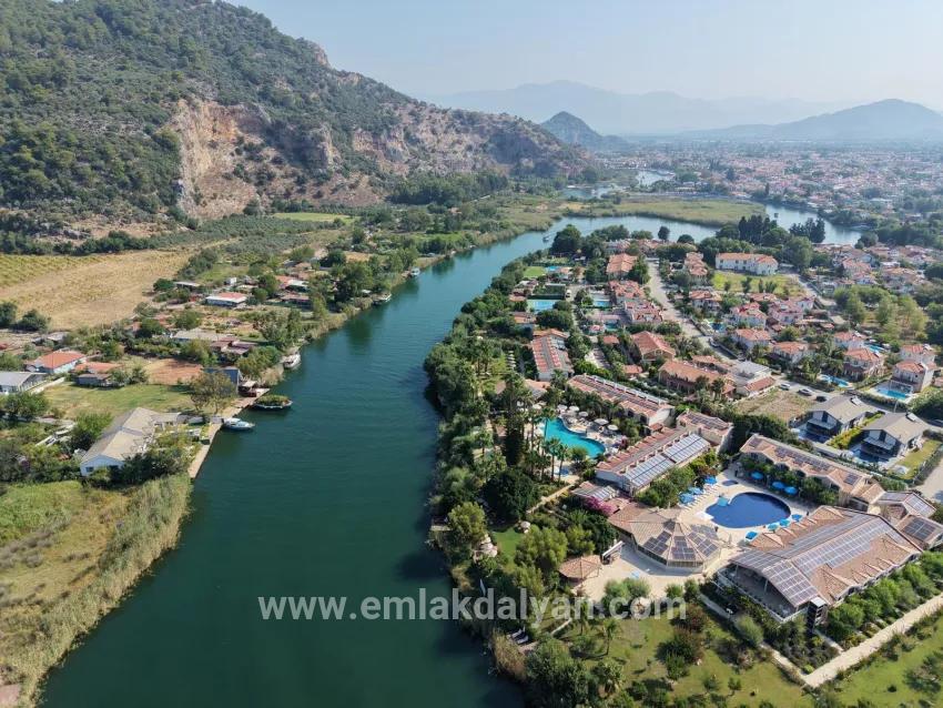 Село Köyceğiz в районе Çandır, у канала, 20.000м2 продажа поля