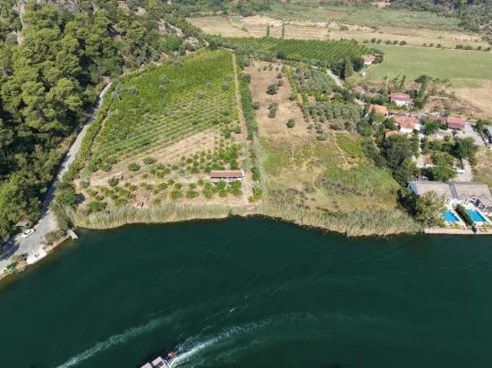 Село Köyceğiz в районе Çandır, у канала, 20.000м2 продажа поля