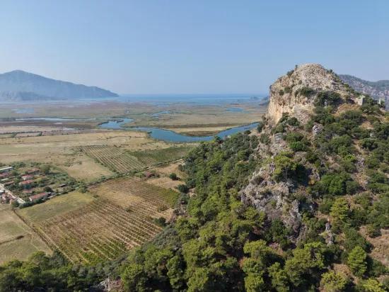 Село Köyceğiz в районе Çandır, у канала, 20.000м2 продажа поля