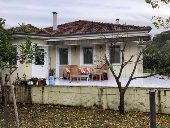 Okçular'da 1222M2 Arsa İçerisinde Satılık Tek Katlı Müstakil Ev