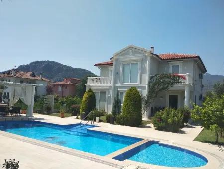 Dalyan Gülpınarda Satılık Lüks Villa Dalyan Gülpınada Merkeze 1098M2 Arsa İçinde Satılık 4+1 Villa
