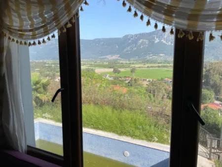 Akçapınar'da Deniz Manzaralı Satılık 6+1 Villa